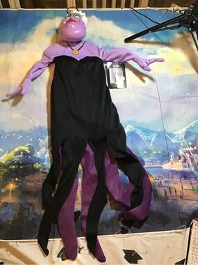 Disney villains poseable Ursula halloween hanging decor -NWT